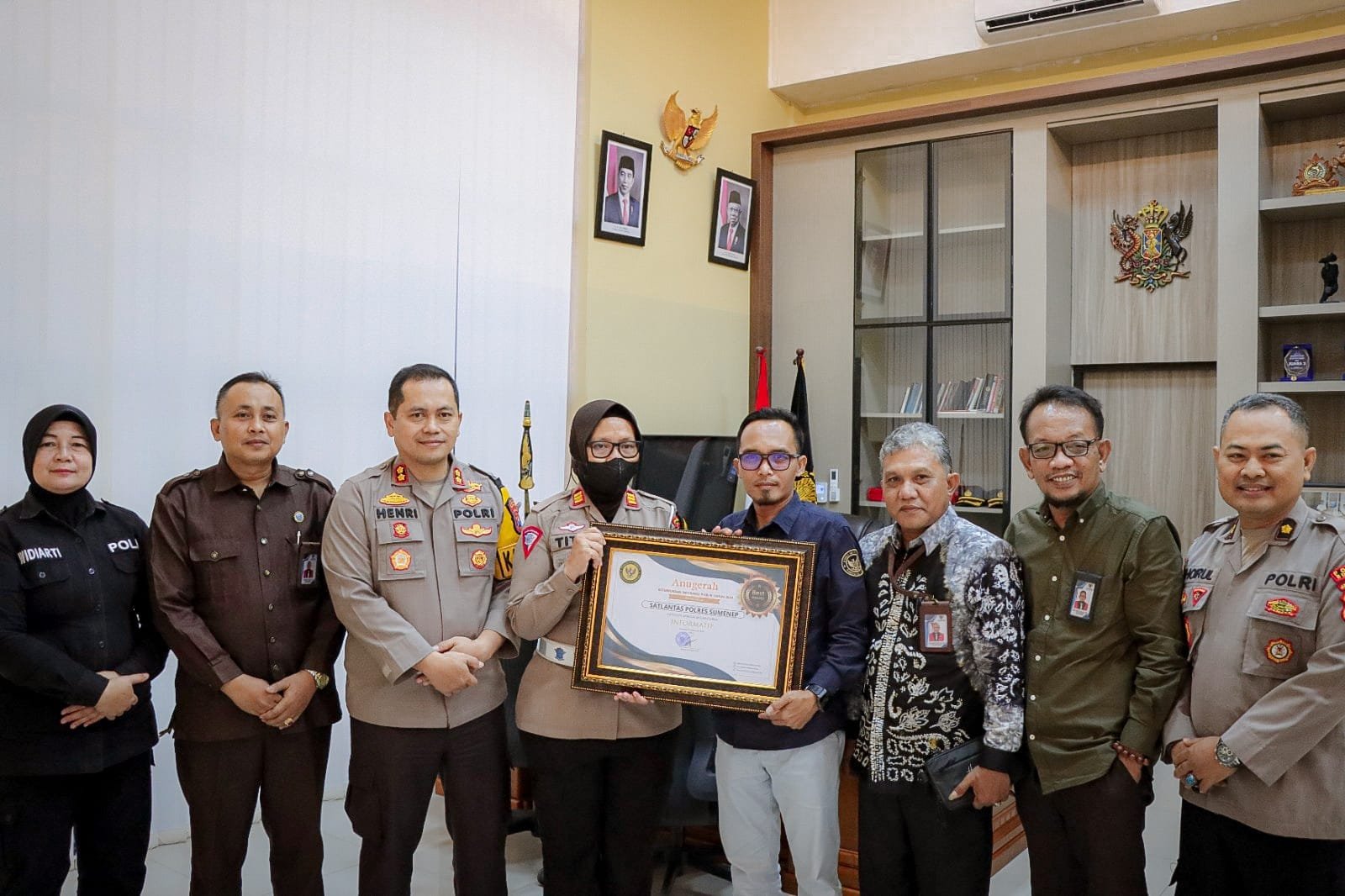 Satlantas Polres Sumenep Raih Penghargaan Badan Publik Informatif dari Komisi Informasi Sumenep 1 WhatsApp Image 2024 09 30 at 18.49.15