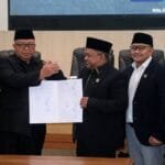 BUPATI SUKABUMI HADIRI PARIPURNA DPRD, AGENDA PENETAPAN DAN PENYAMPAIAN NOTA PENGANTAR RAPERDA 463030732 930523985776107 9131352733782682585 n 1
