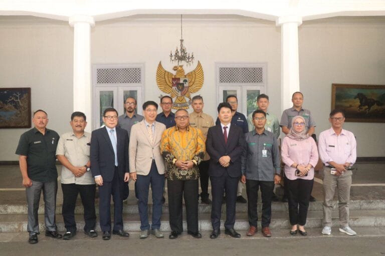 KERJASAMA PERUMDA AGRO DENGAN DREAM FARM KORSEL, BUDIDAYA STROBERI SISTEM CUBE SMART FARMING