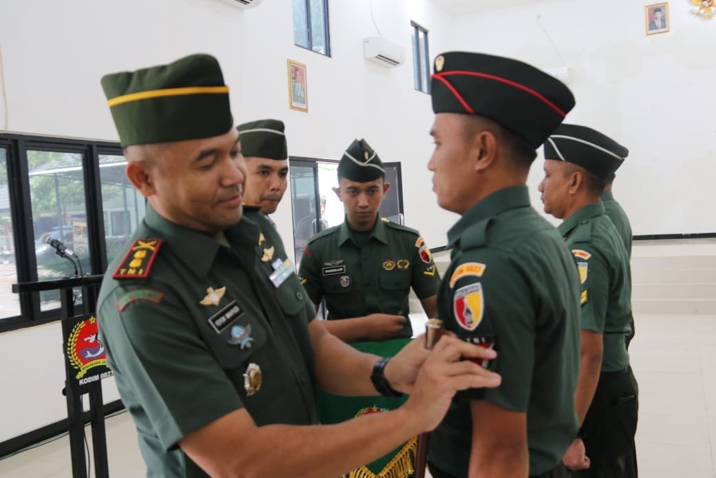 Acara Kenaikan Pangkat Prajurit Periode 1 Oktober 2024 di Pimpin Langsung Dandim 0827 Sumenep 1 WhatsApp Image 2024 10 02 at 10.36.08