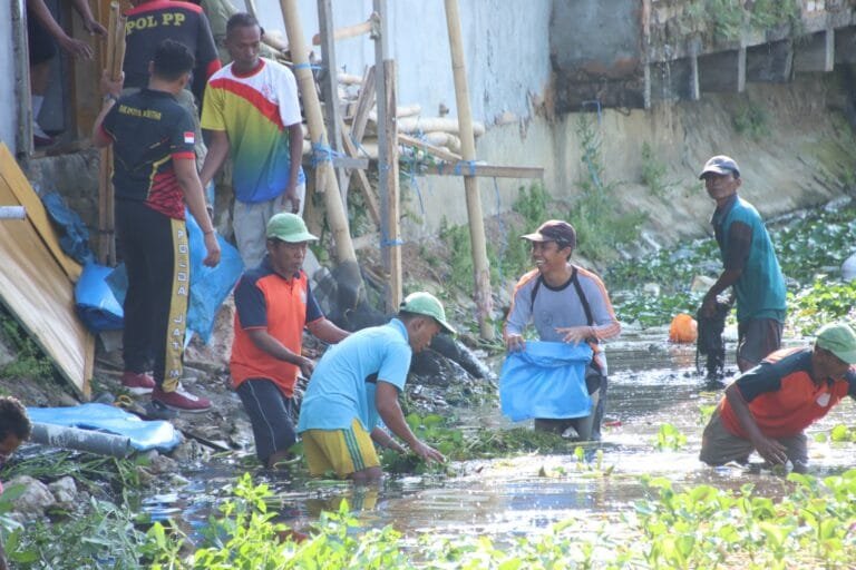 Antisipasi Banjir, Kapolres Sumenep Ajak Masyarakat Bersihkan Sungai Marengan