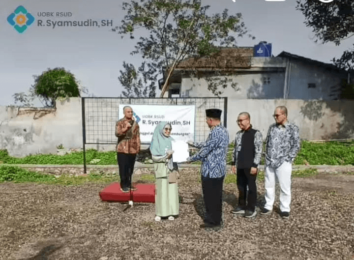 Plt Direktur RSUD R. Syamsudin. SH, Memberikan Sertifikat Penghargaan Selesai Apel pagi 2 image