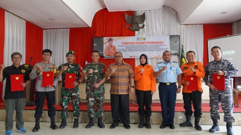 UNSUR SAR GABUNGAN KABUPATEN SUKABUMI MENDAPAT PENGHARGAAN DARI BASARNAS