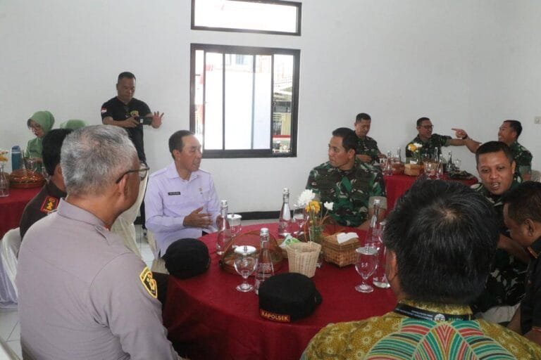 SEKDA DAMPINGI DANREM 061/SURYAKENCANA KUNKER PEMBERIAN MAKANAN BERGIZI DI WILAYAH KABANDUNGAN