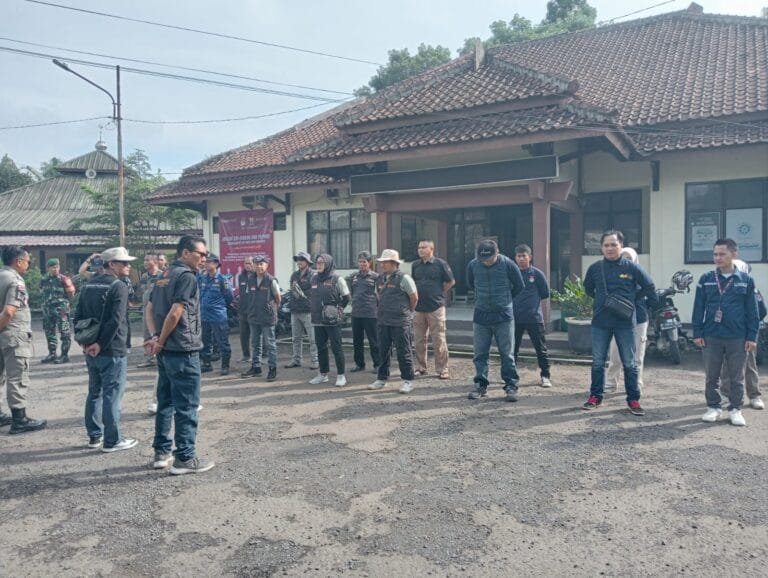 JELANG PEMILIHAN, ALAT PERAGA KAMPANYE DI KECAMATAN PARUNGKUDA DI BERSIHKAN