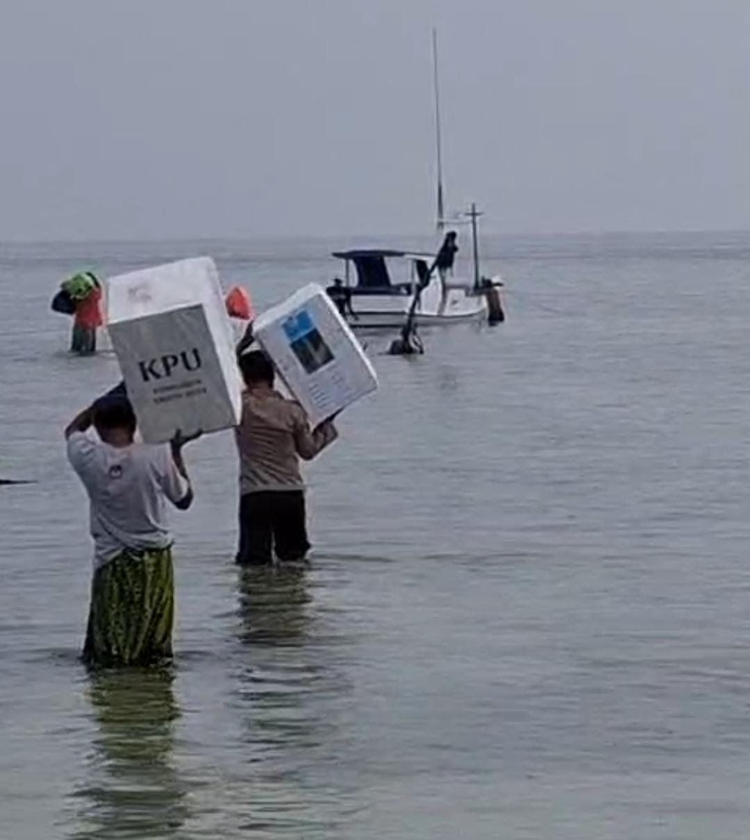 Aksi Heroik Personel Polres Sumenep Kawal Pendistribusian Logistik Pilkada ke Wilayah Kepulauan 1 WhatsApp Image 2024 11 27 at 11.17.50
