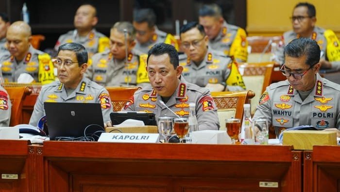 Kapolri Tegaskan: Jika Ada Anggota Polri Terlibat Kasus Timah, Kejaksaan Agung Silakan Proses Sesuai Hukum 1 kapolri jenderal listyo sigit prabowo rapat bersama komisi iii dpr 11 novemer 2024 dok polri 169