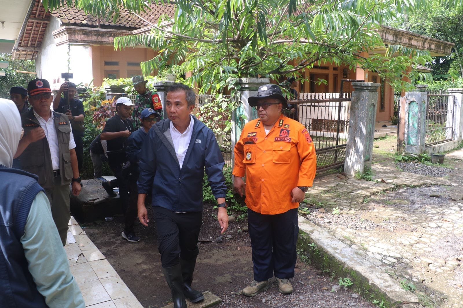 Bupati Sukabumi dan Pj Gubernur Jabar Tinjau Lokasi Bencana, Salurkan Bantuan untuk Masyarakat Terdampak 1 469084658 968089148686257 2964405041656712057 n