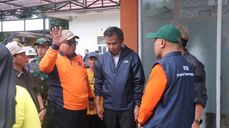 Bupati Sukabumi Dampingi Pj. Gubernur Jabar Tinjau Dampak Bencana, Fokus pada Langkah Cepat Penanganan