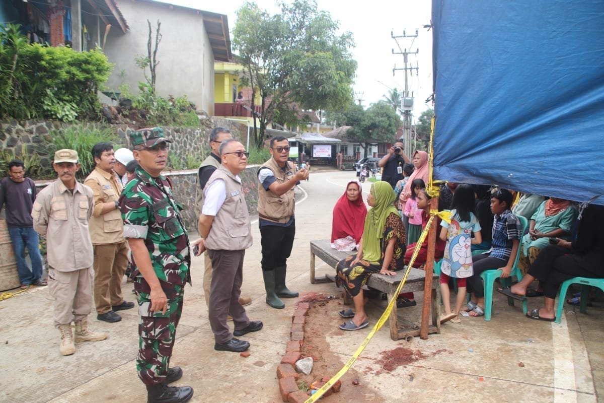 Wabup Sukabumi Dampingi Wakil Ketua DPR RI Tinjau Lokasi Bencana Tanah Longsor di Nyalindung 1 469337064 968839901944515 2743079271042112241 n
