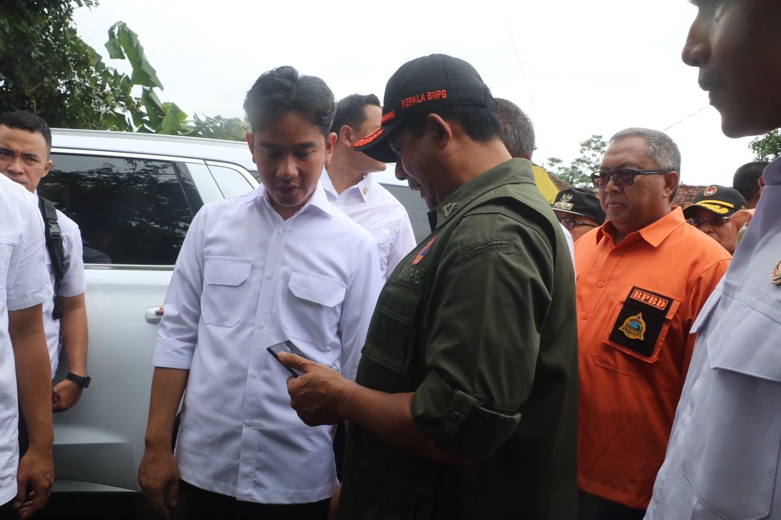 Bupati Sukabumi Dampingi Wakil Presiden Gibran Tinjau Pergerakan Tanah di Cikembar, Harapkan Dukungan Pemulihan dari Pemerintah Pusat 1 469454323 968790865282752 3245048826998396371 n