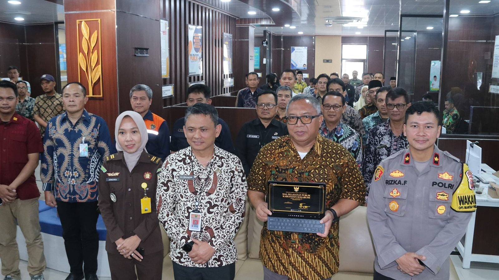 MENPAN-RB Rini Widyantini Resmikan Soft Launching Mal Pelayanan Publik Kabupaten Sukabumi, Tuntut Integrasi Layanan yang Efektif dan Efisien 1 469952615 972871264874712 6277648822568388487 n