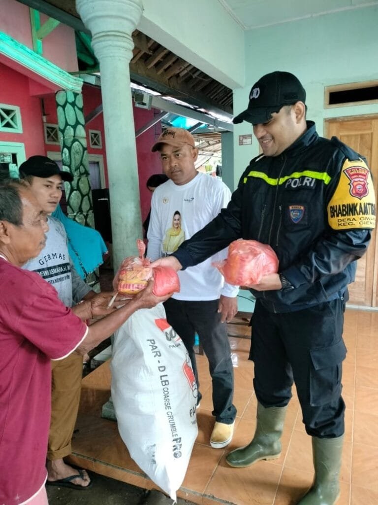 FORKOPIMCAM CIEMAS SALURKAN BANTUAN UNTUK KORBAN BANJIR DI WILAYAHNYA, MENCAPAI 900 PAKET BANTUAN DI DESA CIWARU