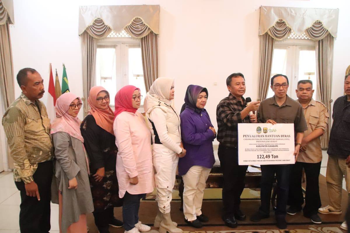 Pemprov Jabar Salurkan Beras Cadangan Pangan CPPD untuk Masyarakat Terdampak Bencana di Kecamatan Ciracap 1 471583010 984372317057940 1017332071454386430 n