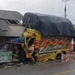 Truk Bermuatan Kayu Tabrak Enam Kios di Simpenan, Dikemudikan Kenek Tanpa SIM 8351279b 5956 46e8 ad71 453dee15ae73