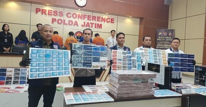 Polda Jatim Bongkar Sindikat Judi Online Internasional, Perputaran Uang Capai Rp 1,4 Triliun 1 konferensi pers pengungkapan sindikat judi online jaringan internasional di polda jatim foto sri rahayudetikjatim 3 169