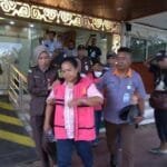 Kejati Papua Barat Tahan 2 Tersangka Baru Kasus Korupsi Proyek Jalan Rp 8,5 Miliar, Keuangan Negara Terancam Rugikan tersangka korupsi proyek jalan di bintuni dibawa menuju ke mobil tahanan 169
