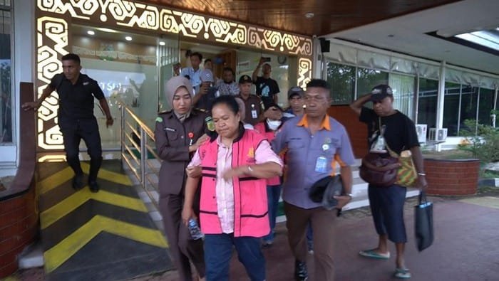 tersangka korupsi proyek jalan di bintuni dibawa menuju ke mobil tahanan 169