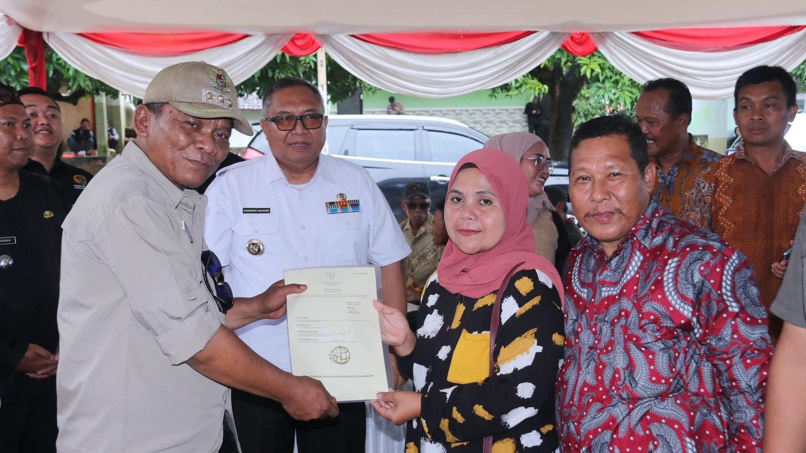 Bupati Sukabumi Serahkan Sertifikat Redistribusi Tanah 2024 untuk Warga Wilayah IV Pajampangan, Dorong Peningkatan Kesejahteraan dan Ekonomi Lokal 1 474133377 997918782369960 615186634087938063 n
