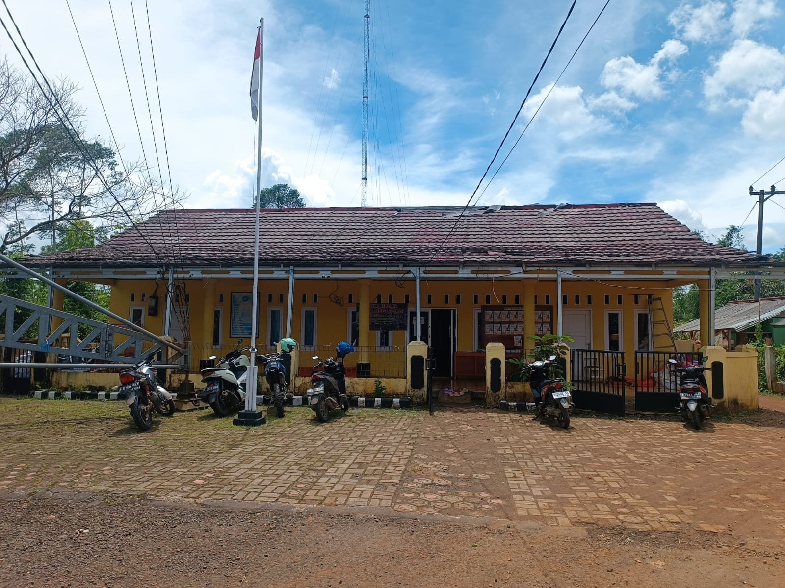 Desa Neglasari Salurkan 150 Paket Sembako kepada Warga Jompo dan Yatim Piatu 1 WhatsApp Image 2025 01 23 at 12.31.41