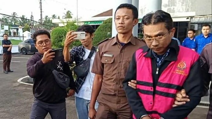 Eks Ketua Koperasi Pandeglang Ditahan Sebagai Tersangka Kasus Korupsi Pinjaman Fiktif yang Merugikan Negara Rp 1,6 Miliar 1 es tersangka kasus kredit modal kerja umum kmku pada kpri pedoman pandeglang arisdetikcom 169