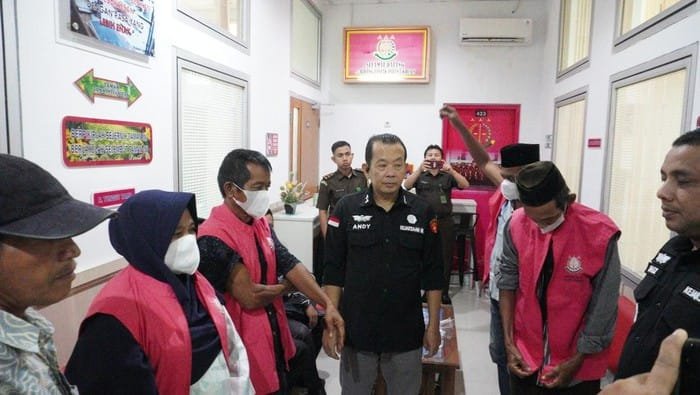 Kejati Sumbar Kembali Tahan 4 Tersangka Kasus Korupsi Ganti Rugi Lahan Tol Padang-Pekanbaru 1 para tersangka saat hendak dibawa ke rutan dok kejati sumbar 169