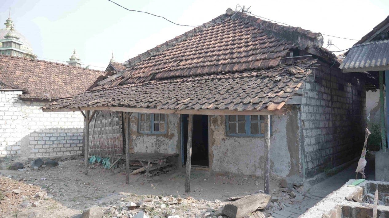 Dana Rutilahu Disikat! Oknum Kades dan LPM Diduga Terlibat Korupsi 1 638e786696b06 ilustrasi rumah tidak layak huni rtlh 1265 711