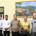 Kepedulian Kapolres Sumenep Kepada WNA Australia Yang Terdampar di Pulau Giliyang. WhatsApp Image 2025 02 04 at 12.57.33