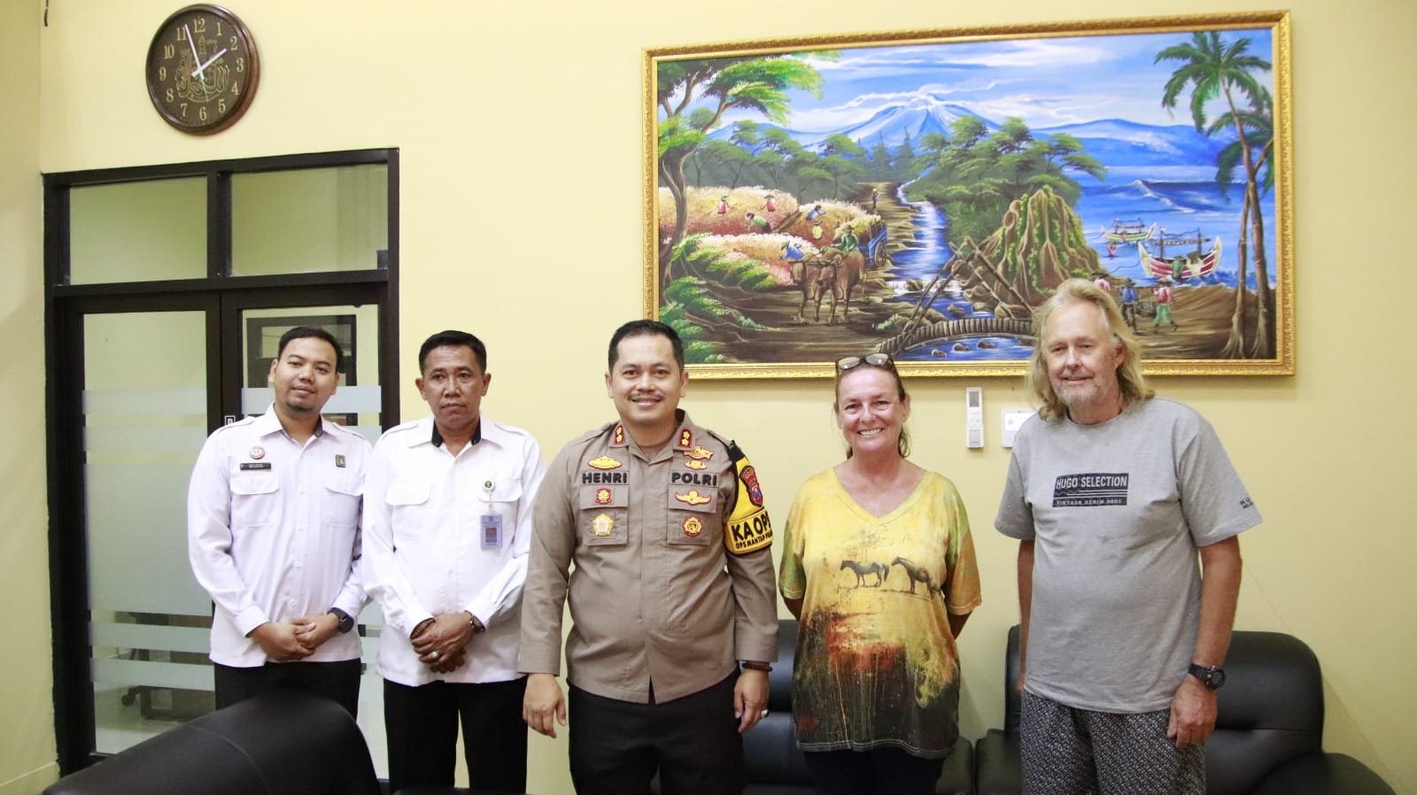 Kepedulian Kapolres Sumenep Kepada WNA Australia Yang Terdampar di Pulau Giliyang. 1 WhatsApp Image 2025 02 04 at 12.57.33