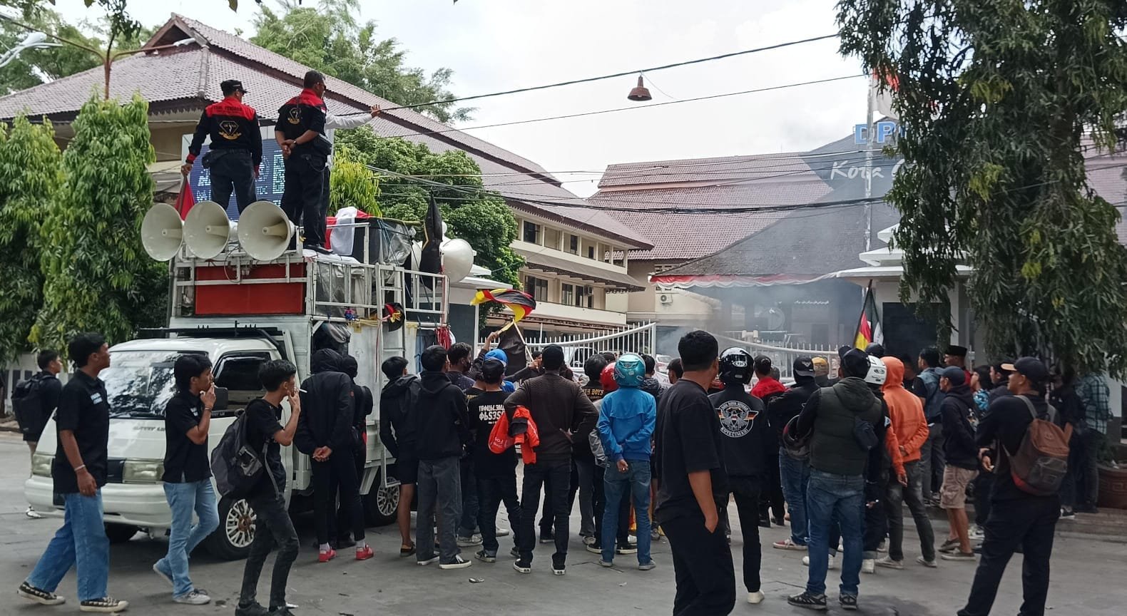 Ratusan Massa Gelar Aksi Demo, Tuntut Klarifikasi dan Permintaan Maaf dari Anggota DPRD. 1 WhatsApp Image 2025 02 19 at 14.44.40 d9ed92ce