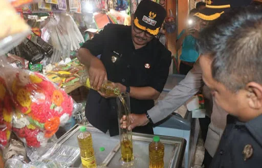 Bupati Sukabumi Temukan Dugaan Kecurangan Takaran Minyak Goreng Minyakita di Pasar Semi Modern Palabuhanratu 1 1742452057202061 0