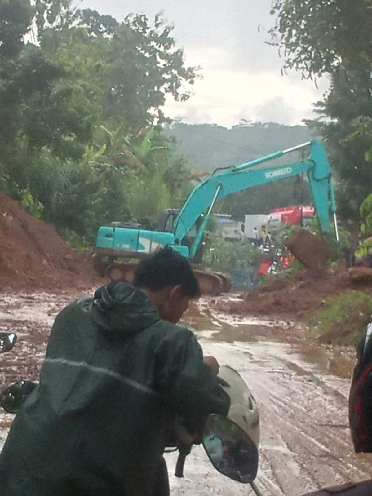 Longsor Terjadi di Bantargadung, Warga Bersatu dalam Evakuasi 1 50ee4d6b 061d 4604 95a1 b3fdb656a28f