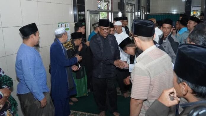 Bupati Sukabumi H. Asep Japar Memohon Doa untuk Masyarakat Terdampak Bencana dalam Kunjungan Muhibah Ramadhan di Cibadak 1 FB IMG 1741364955386 696x392 1