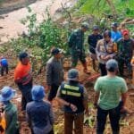Danramil 2209/Lengkong Pimpin Operasi Pencarian Korban Hilang di Kampung Cincau IMG 20250308 WA0079