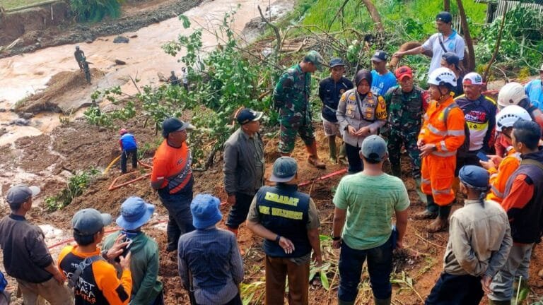 Danramil 2209/Lengkong Pimpin Operasi Pencarian Korban Hilang di Kampung Cincau