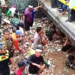 Gubernur Jabar Dedi Mulyadi dan Bupati Sukabumi Bersama Warga Bersihkan Sungai Cipalabuhan Pasca Banjir Bandang IMG 20250308 WA0243 1 e1741436777854