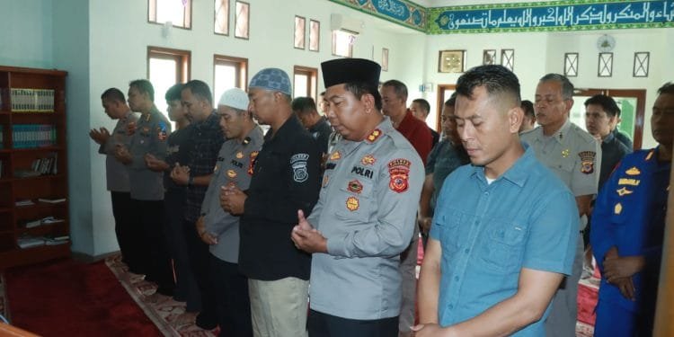 Polres Sukabumi Gelar Salat Gaib dan Doa Bersama untuk Tiga Polisi yang Gugur dalam Tugas 1 IMG 20250319 WA0006 750x375 1