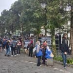 Demonstrasi Tolak RUU Dwifungsi TNI di Sukabumi Memanas, Massa Jebol Pagar DPRD a9615042 071c 45ac 8596 5352239d808c