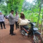 Kapolsek Talango Sumenep Bersama Korluh Gelar Sosialisasi Perawatan Tanaman Jagung di Dusun Jate Laok c4e0407b b617 440c b1c3 8407f8f0fcc7