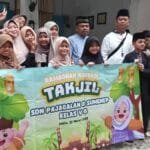 Keluarga besar SDN Pajagalan II kelas VB bagi takjil di bulan Ramadhan cd3b9152 ec8d 4c77 9c32 7130475273ee