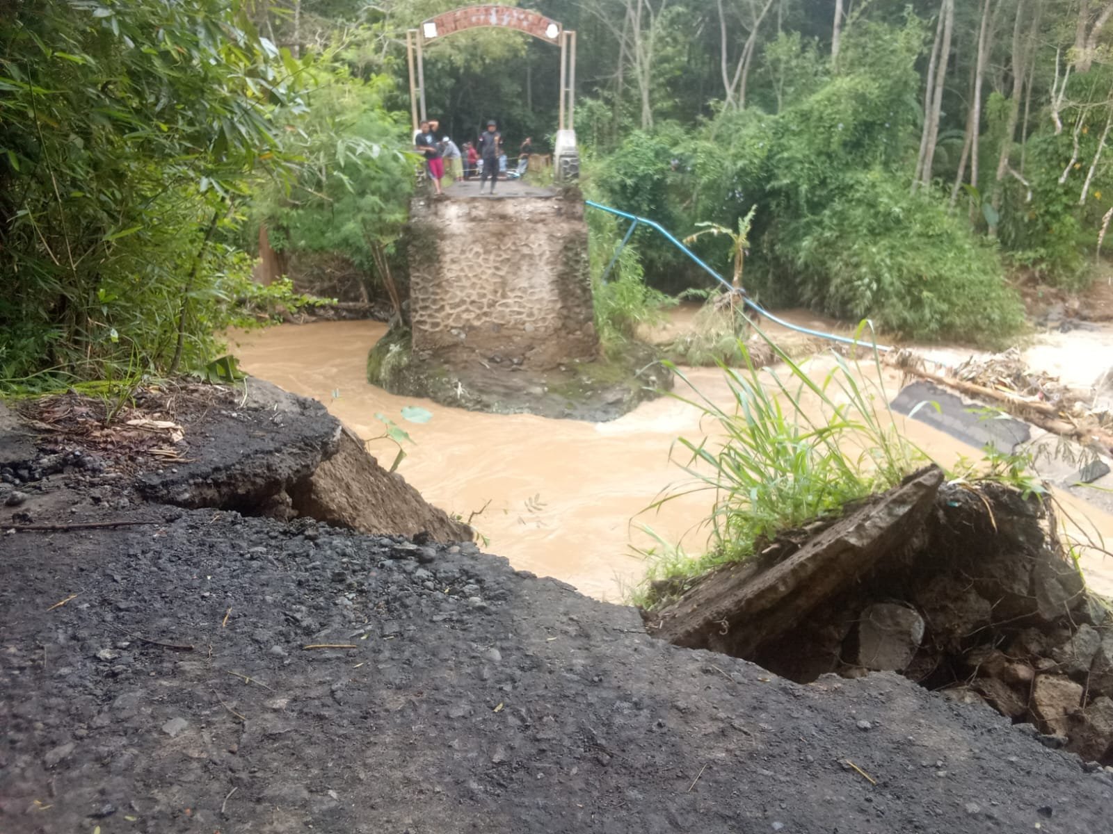 Jembatan Cicareuh Putus Akibat Hujan Deras, Masyarakat Terisolasi 1 d52469f3 a7f8 42a4 a61d 3fb664915368