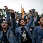Mahasiswa Kembali Gelar Demonstrasi Tolak UU TNI di Gedung DPR RI Hari Ini demo revisi uu tni di dpr 1742488605454 169