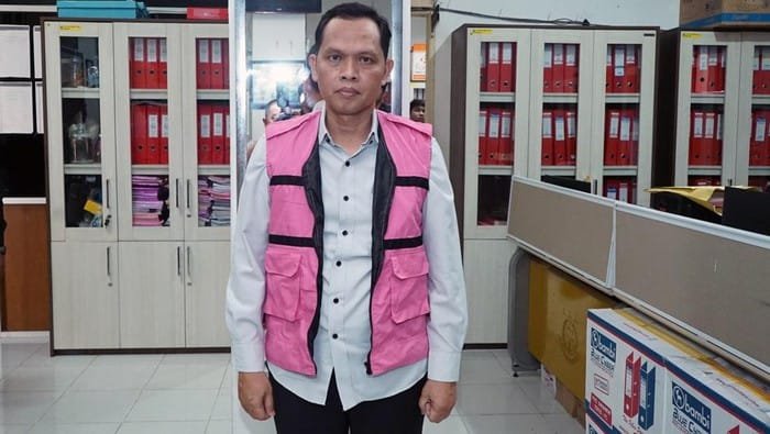 keterangan foto kadisbudparektaf sumut zumri sulthony memakai rompi kejaksaan dok istimewa 1741679564485 169