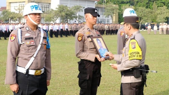 Kapolda Riau Pecat Anggota Polres Rohul Terlibat Narkoba, Tegaskan Tidak Ada Toleransi 1 proses pemecatan saat apel di mapolda dok humas polda riau 1742974327770 169