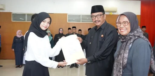 Bupati Sukabumi Ambil Sumpah PNS dan Serahkan SK CPNS 2025: “ASN Harus Melayani, Bukan Dilayani” 1 1744696471436259 0