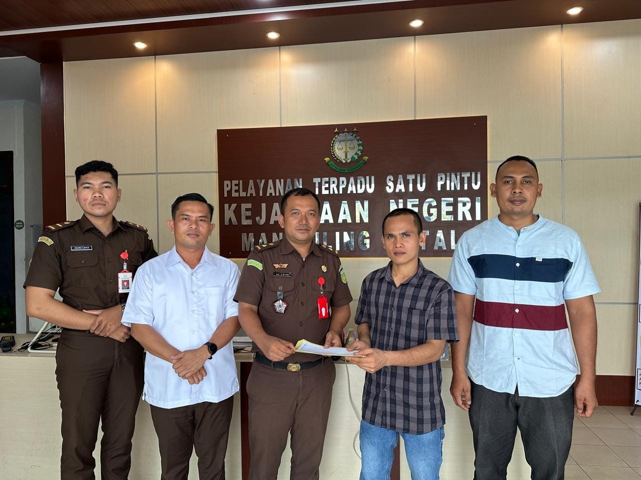 Kejari Madina Hentikan Perkara Penganiayaan Lewat Restorative Justice: Tersangka dan Korban Sepakat Berdamai 1 IMG 20250422 WA0217