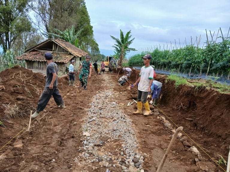 Kodim 0607/Kota Sukabumi Gelar Pra TMMD ke-124: Fokus Bangun Infrastruktur Desa dan Percepat Distribusi Hasil Panen 1 IMG 20250424 WA0144 768x576 1