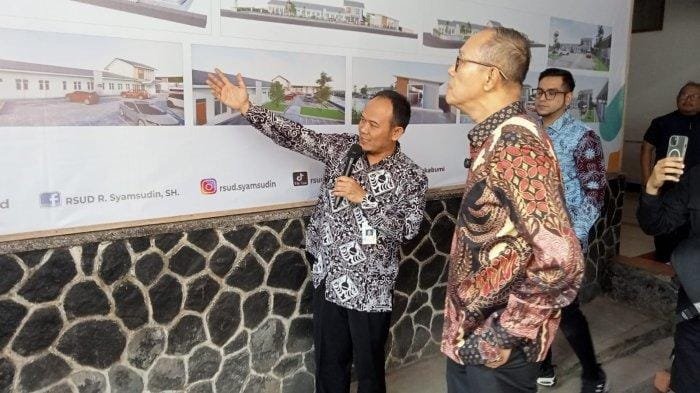Saat peninjauan renovasi KRIS di RSUD Syamsudin SH