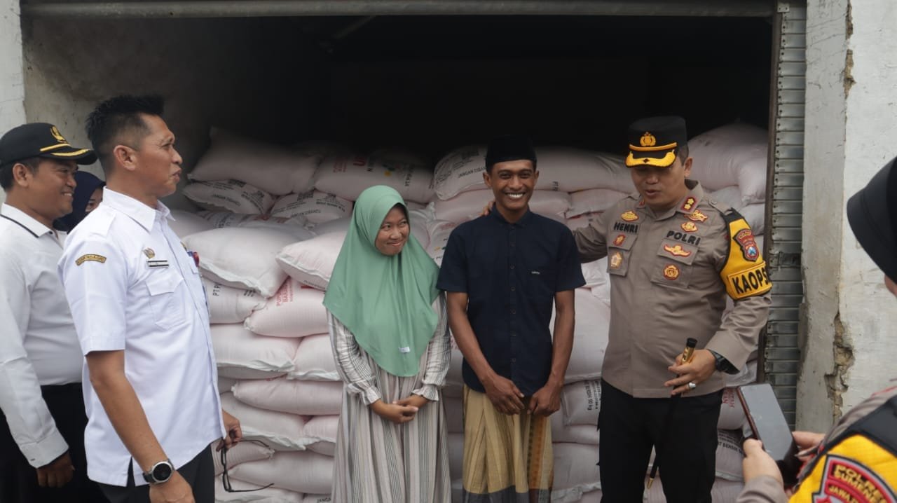 Kapolres Sumenep Cek ketersediaan pupuk bersubsidi di Kios Makmur Kec. Bluto 1 WhatsApp Image 2025 04 12 at 13.20.09 60177cf9