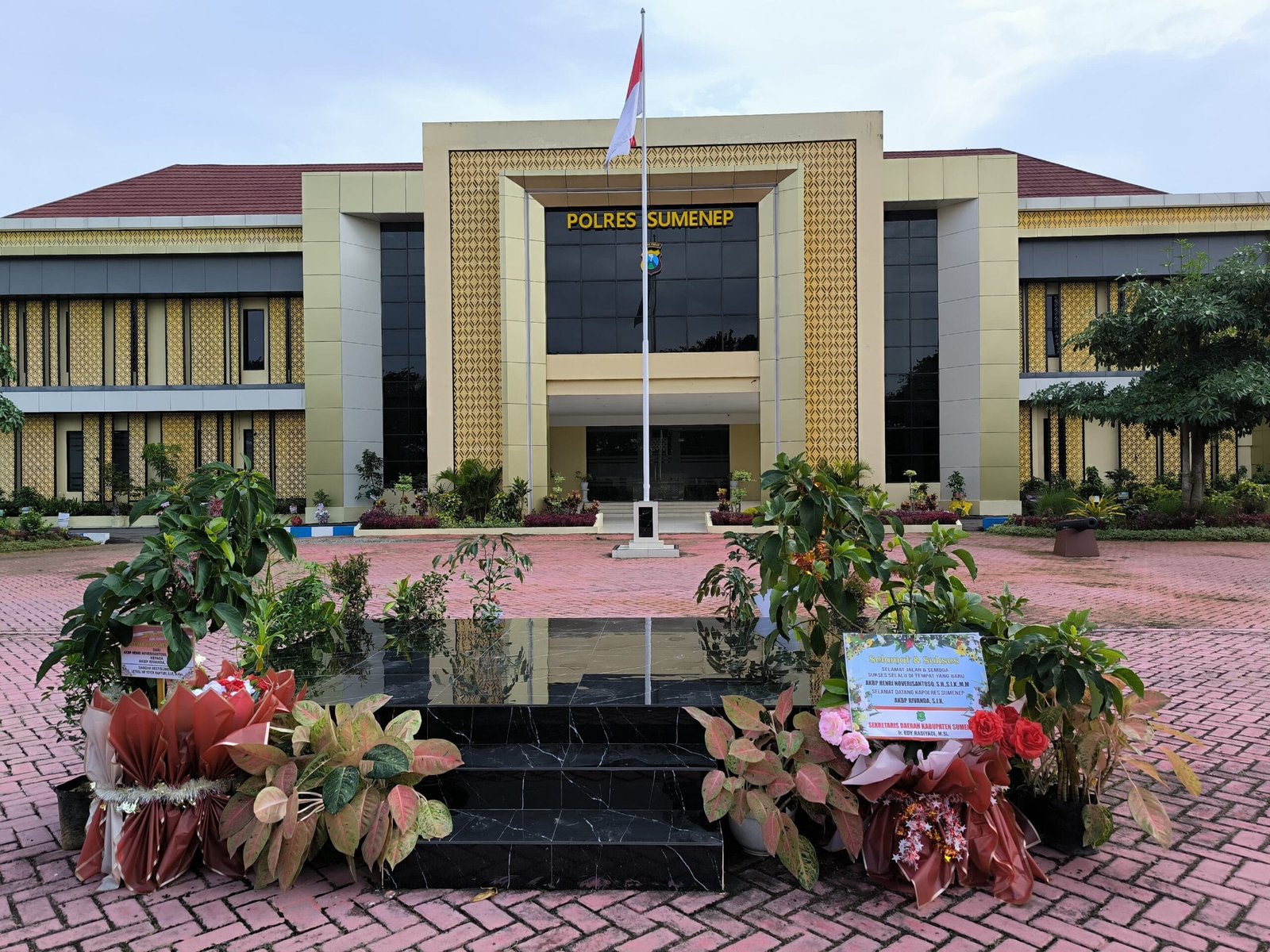 Wujud Dukungan Ketahanan Pangan Nasional, Ucapan Sertijab Kapolres Sumenep Dituangkan dalam Bentuk Tabulampot 1 WhatsApp Image 2025 04 16 at 09.56.46 fe982921 scaled